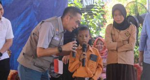 Pj Walikota Palembang, Ratu Dewa berdialog dengan seorang murid SDN 206 Palembang, Sabtu (15/6/2024).Foto: Kominfo Palembang.