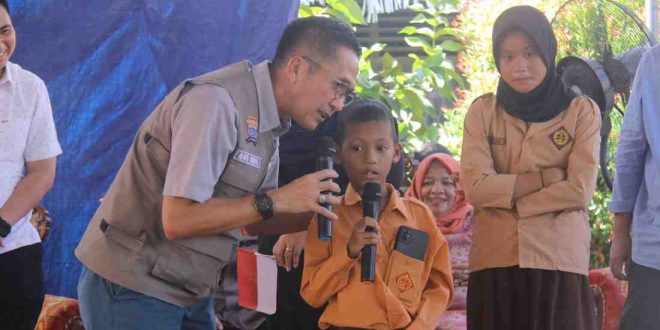 Pj Walikota Palembang, Ratu Dewa berdialog dengan seorang murid SDN 206 Palembang, Sabtu (15/6/2024).Foto: Kominfo Palembang.