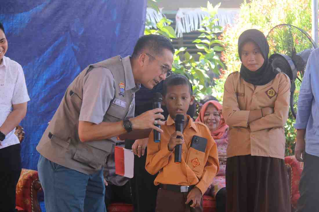 Pj Walikota Palembang, Ratu Dewa berdialog dengan seorang murid SDN 206 Palembang, Sabtu (15/6/2024).Foto: Kominfo Palembang.