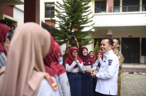 Pj Gubernur Sumsel, Agus Fatoni bersama pada siswi SMAN Sumsel, Selasa (4/6/2024). Foto: Humas Pemprov Sumsel.