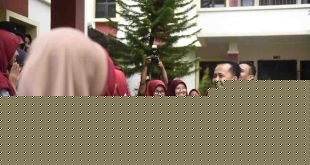Pj Gubernur Sumsel, Agus Fatoni bersama pada siswi SMAN Sumsel, Selasa (4/6/2024). Foto: Humas Pemprov Sumsel.