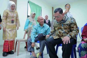 Penjabat Walikota Palembang, Dr A Damenta saat membuka bakti sosial pemeriksaan kesehatan gratis yang digelar RS Bari, Jumat (28/6/2024). Foto: Kominfo Palembang.