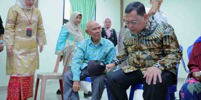 Penjabat Walikota Palembang, Dr A Damenta saat membuka bakti sosial pemeriksaan kesehatan gratis yang digelar RS Bari, Jumat (28/6/2024). Foto: Kominfo Palembang.