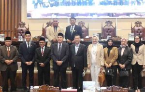 Sekda Sumsel, Supriyono bersama para anggota DPRD Sumsel., Foto: Humas Pemprov Sumsel.