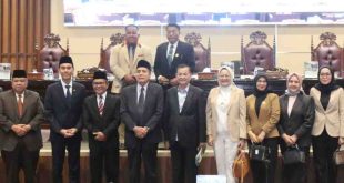 Sekda Sumsel, Supriyono bersama para anggota DPRD Sumsel., Foto: Humas Pemprov Sumsel.