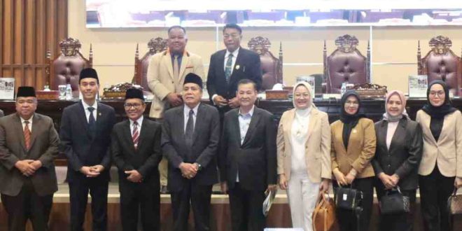 Sekda Sumsel, Supriyono bersama para anggota DPRD Sumsel., Foto: Humas Pemprov Sumsel.