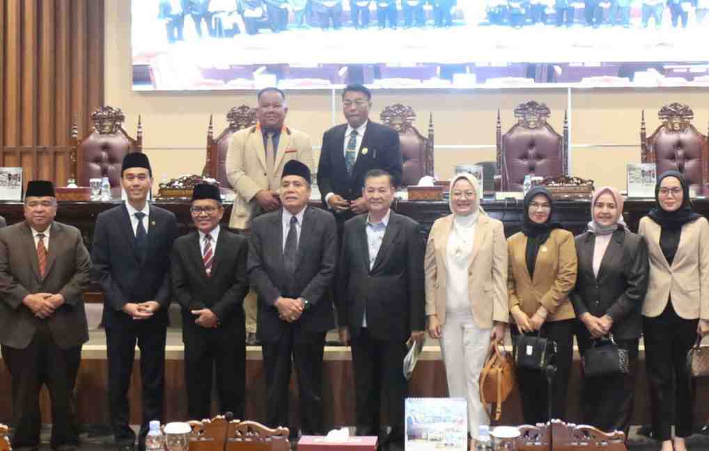 Sekda Sumsel, Supriyono bersama para anggota DPRD Sumsel., Foto: Humas Pemprov Sumsel.