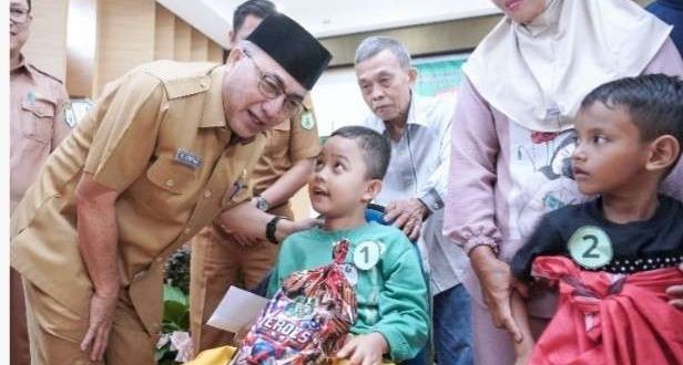 Sekda Muba, Apriyadi bercengkerama dengan anak yang ikut sunatan massal di Sekayu, Selasa (25/6/2024). Foto: Kominfo Muba.