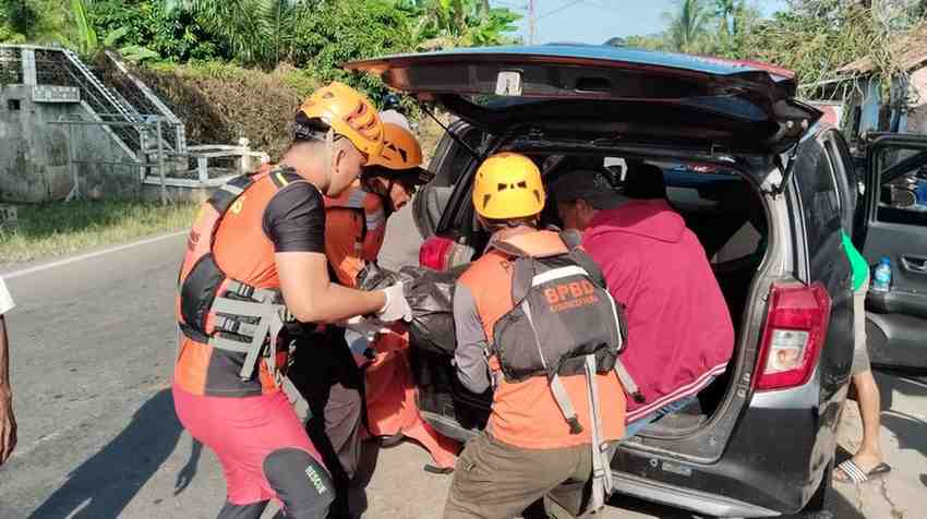 Tim BPBD Muba mengevakuasi korban tenggelam di Sanga Desa, Senin (3/5/2024). Foto: Dok BPBD Muba.