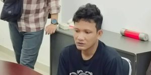 Bejan, tersangka pemerkosa lima anak saat dibawa ke Kejati Sumsel, Selasa (11/6/2024). Foto: Sumselheadline/Ela.
