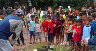Sejumlah petugas yang berupaya mengevakuasi jasad seorang honorer yang ditabraka kereta di Palembang, Selasa (25/6/2024). Foto: Sumselheadline/Ela.