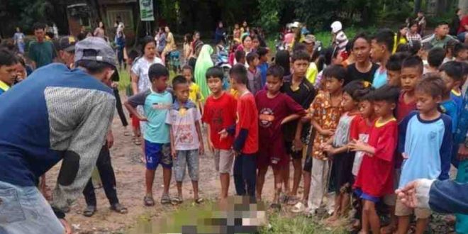 Sejumlah petugas yang berupaya mengevakuasi jasad seorang honorer yang ditabraka kereta di Palembang, Selasa (25/6/2024). Foto: Sumselheadline/Ela.