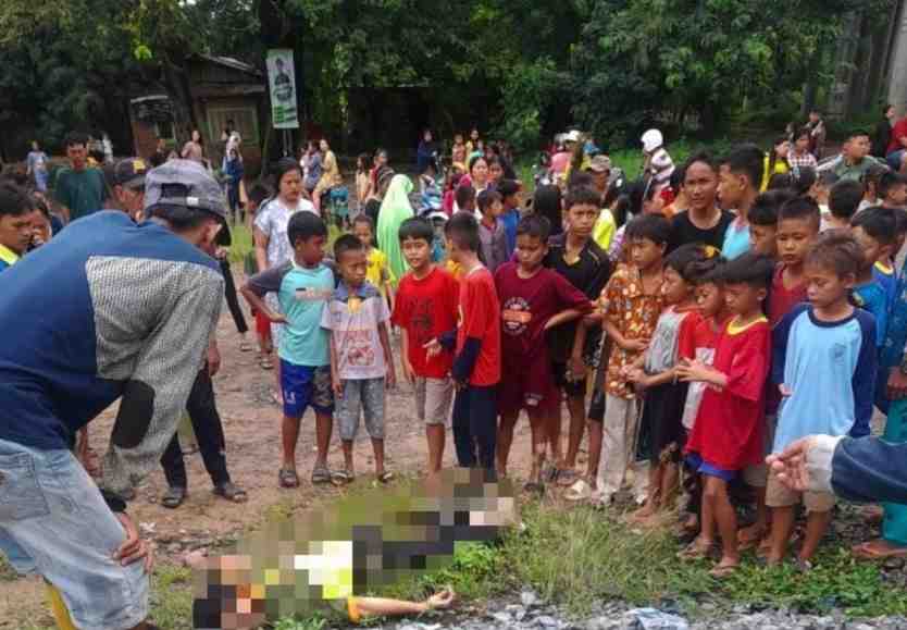 Sejumlah petugas yang berupaya mengevakuasi jasad seorang honorer yang ditabraka kereta di Palembang, Selasa (25/6/2024). Foto: Sumselheadline/Ela.