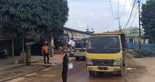 Truk pengangkut tanah yang lalu lalang di kawasan Tanjung Barangan, Senin (24/6/2024). Foto: Sumselheadline/Pitria.