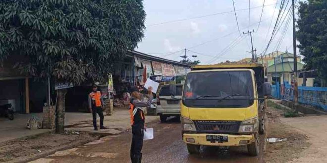 Truk pengangkut tanah yang lalu lalang di kawasan Tanjung Barangan, Senin (24/6/2024). Foto: Sumselheadline/Pitria.