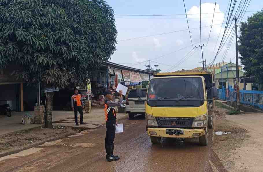 Truk pengangkut tanah yang lalu lalang di kawasan Tanjung Barangan, Senin (24/6/2024). Foto: Sumselheadline/Pitria.
