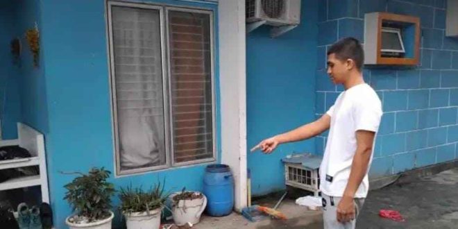 Salah satu korban yang menunjuk lokasi sepeda mtornya yang hilang dicuri, Senin (3/6/2024). Foto: Sumselheadline/Ela.