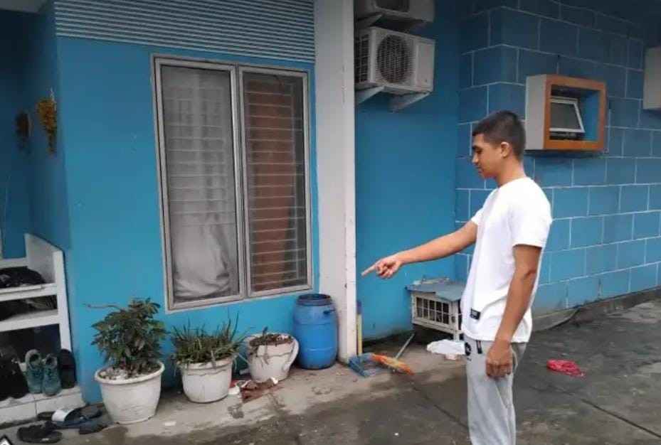 Salah satu korban yang menunjuk lokasi sepeda mtornya yang hilang dicuri, Senin (3/6/2024). Foto: Sumselheadline/Ela.