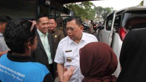 Ucok Abdul Rauf Penjabat (Pj ) Wali Kota Palembang saat meninjau Pasar 16 Ilir, Rabu (19/6/2024). Foto: Kominfo Palembang.