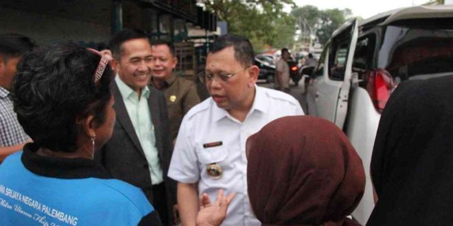 Ucok Abdul Rauf Penjabat (Pj ) Wali Kota Palembang saat meninjau Pasar 16 Ilir, Rabu (19/6/2024). Foto: Kominfo Palembang.