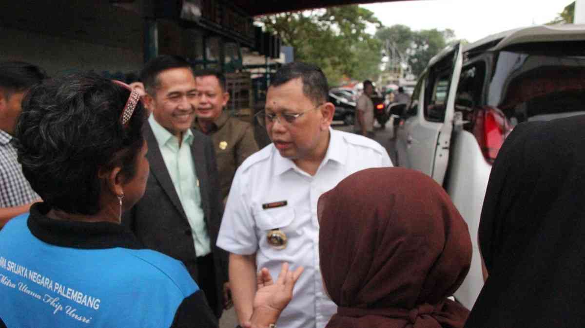 Ucok Abdul Rauf Penjabat (Pj ) Wali Kota Palembang saat meninjau Pasar 16 Ilir, Rabu (19/6/2024). Foto: Kominfo Palembang.