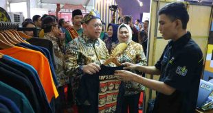 Penjabat Walikota Palembang, Dr Ucok Abdulrauf Damenta meninjau stand di Palembang Expo, Kamis (27/6/2024). Foto: Sumselheadline/Pitria.
