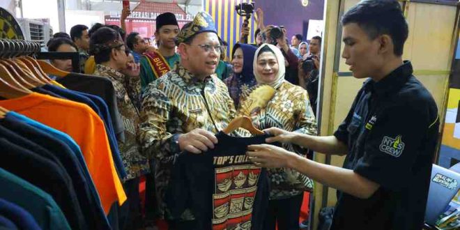 Penjabat Walikota Palembang, Dr Ucok Abdulrauf Damenta meninjau stand di Palembang Expo, Kamis (27/6/2024). Foto: Sumselheadline/Pitria.