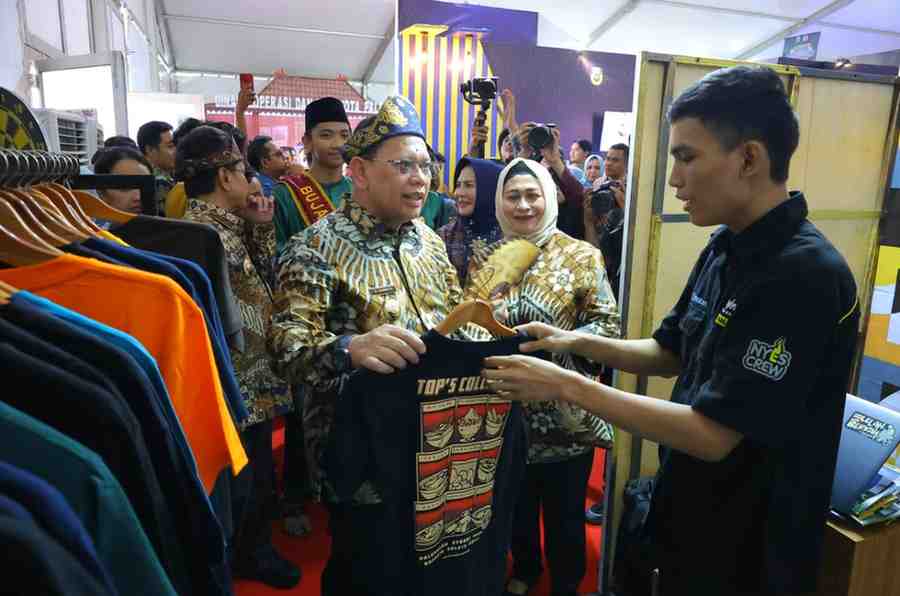 Penjabat Walikota Palembang, Dr Ucok Abdulrauf Damenta meninjau stand di Palembang Expo, Kamis (27/6/2024). Foto: Sumselheadline/Pitria.