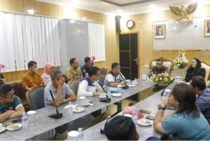 HJ Yeni, pemilik WC umum lair di kawasan Pasar 16 Ilir Palembang, beraudiensi dengan Walikota Palembang, Jumat (21/6/2024). Foto: Sumselheadline/Pitria.