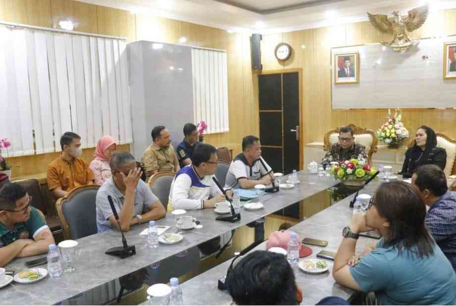 HJ Yeni, pemilik WC umum lair di kawasan Pasar 16 Ilir Palembang, beraudiensi dengan Walikota Palembang, Jumat (21/6/2024). Foto: Sumselheadline/Pitria.