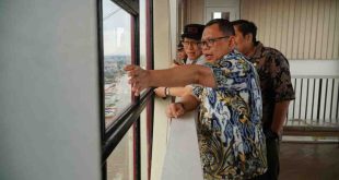 Pj Walikota Palembang, Ucok Abdulrauf Damenta berada di atas tower Jembatan Ampera, Kamis (11/7/2024). Foto: Kominfo Palembang.