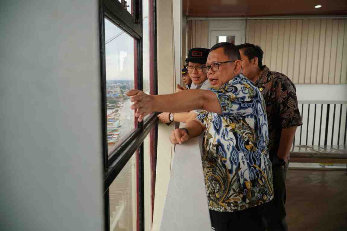 Pj Walikota Palembang, Ucok Abdulrauf Damenta berada di atas tower Jembatan Ampera, Kamis (11/7/2024). Foto: Kominfo Palembang.