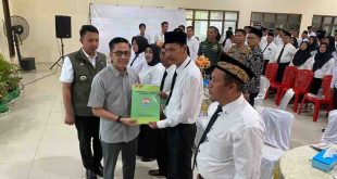 Sekda Palembang yang saat itu dijabat, Ratu Dewa melantik ratusan Ketua RT/RW di kawasan Sematang Borang dan Gandus, Rabu (31/7/2024). Foto: Dok Sumselheadline.