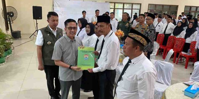 Sekda Palembang yang saat itu dijabat, Ratu Dewa melantik ratusan Ketua RT/RW di kawasan Sematang Borang dan Gandus, Rabu (31/7/2024). Foto: Dok Sumselheadline.