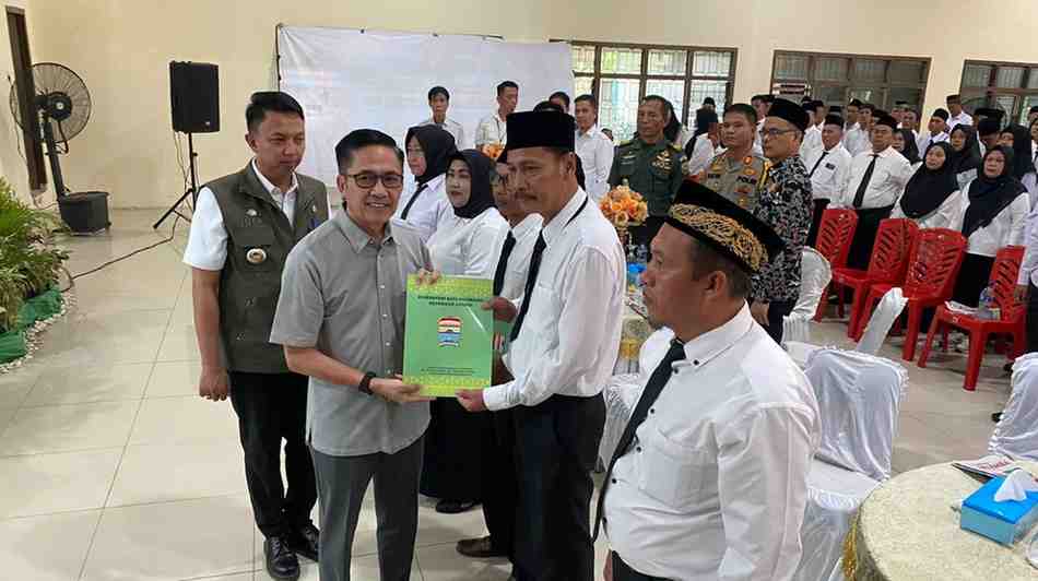 Sekda Palembang yang saat itu dijabat, Ratu Dewa melantik ratusan Ketua RT/RW di kawasan Sematang Borang dan Gandus, Rabu (31/7/2024). Foto: Dok Sumselheadline.