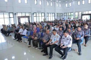 Para Ketua RT dan RW se-Kecamatan Ilir Barat II ikut pembinaan tentang Pilkada di Balai Kecamatan setempat, Rabu (10/7/2024). Foto: Kominfo Palembang.