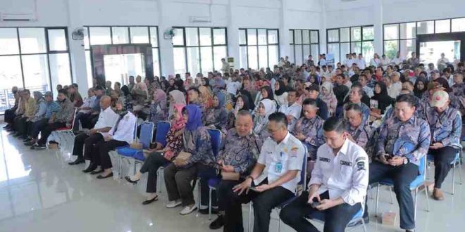 Para Ketua RT dan RW se-Kecamatan Ilir Barat II ikut pembinaan tentang Pilkada di Balai Kecamatan setempat, Rabu (10/7/2024). Foto: Kominfo Palembang.