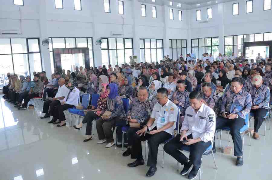 Para Ketua RT dan RW se-Kecamatan Ilir Barat II ikut pembinaan tentang Pilkada di Balai Kecamatan setempat, Rabu (10/7/2024). Foto: Kominfo Palembang.