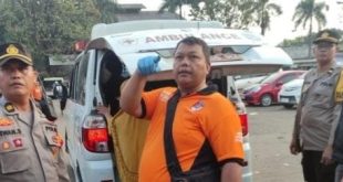 Petugas mengevakuasi jasad buruh angkut Pasar Jakabaring yang ditemukan meninggal, Selasa (23/7/2024). Foto: Sumselheadline/Ela.