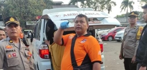 Petugas mengevakuasi jasad buruh angkut Pasar Jakabaring yang ditemukan meninggal, Selasa (23/7/2024). Foto: Sumselheadline/Ela.
