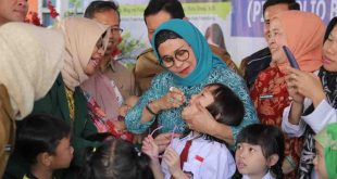 PJ Ketua TP PKK Palembang Irma Habie Damenta saat melakukan imunisasi polia, Selasa (23/7/2024). Foto: Kominfo Palembang.