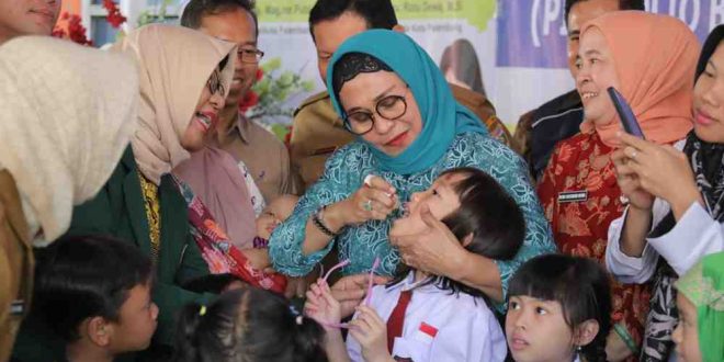 PJ Ketua TP PKK Palembang Irma Habie Damenta saat melakukan imunisasi polia, Selasa (23/7/2024). Foto: Kominfo Palembang.