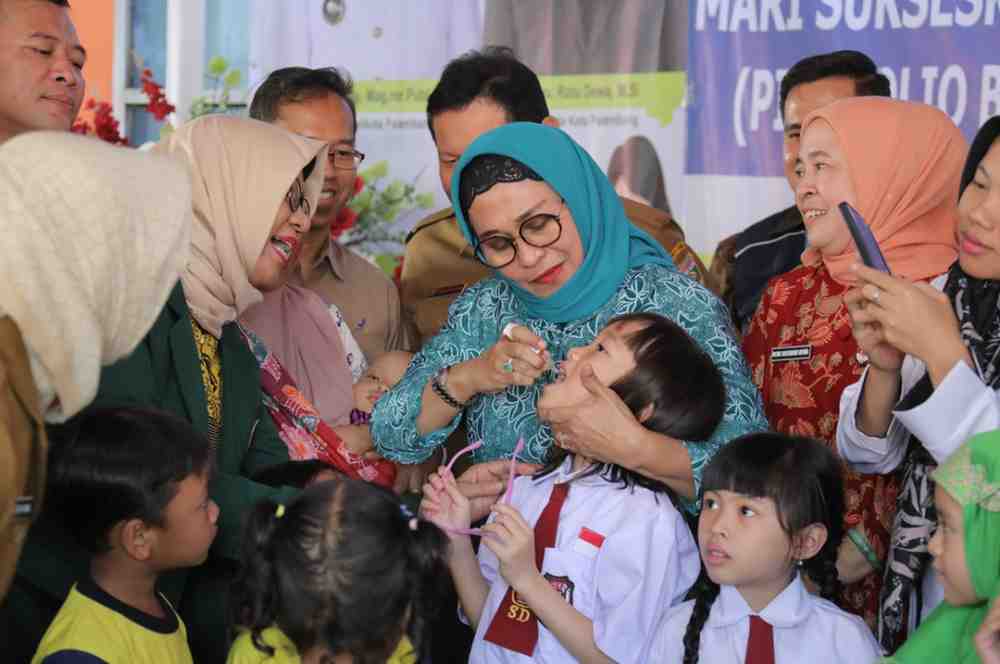 PJ Ketua TP PKK Palembang Irma Habie Damenta saat melakukan imunisasi polia, Selasa (23/7/2024). Foto: Kominfo Palembang.