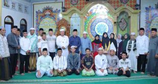 Sekda Ratu Dewa berbagi kebahagiaan dengan menyalurkan santunan bagi anak yatim piatu di Masjid Haqqul Yakin di Jalan Wahid Wasyim, Lorong AA, Kecamatan Seberang Ulu 1. Foto: Kominfo Palembang.