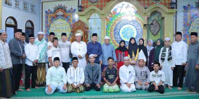 Sekda Ratu Dewa berbagi kebahagiaan dengan menyalurkan santunan bagi anak yatim piatu di Masjid Haqqul Yakin di Jalan Wahid Wasyim, Lorong AA, Kecamatan Seberang Ulu 1. Foto: Kominfo Palembang.