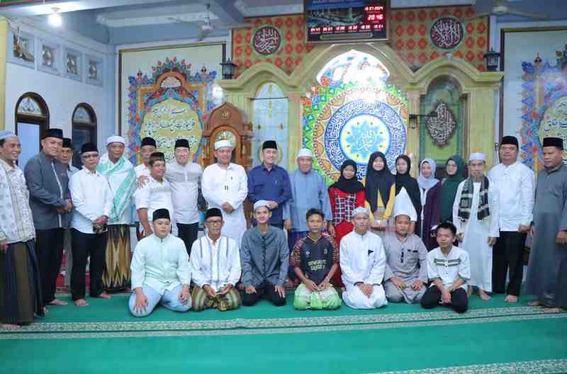 Sekda Ratu Dewa berbagi kebahagiaan dengan menyalurkan santunan bagi anak yatim piatu di Masjid Haqqul Yakin di Jalan Wahid Wasyim, Lorong AA, Kecamatan Seberang Ulu 1. Foto: Kominfo Palembang.