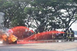 Antraksi simulasi pemadaman karhutlah di JSC Palembang, Sabtu (27/7/2024). Foto: Humas Pemprov Sumsel.