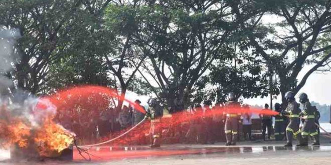 Antraksi simulasi pemadaman karhutlah di JSC Palembang, Sabtu (27/7/2024). Foto: Humas Pemprov Sumsel.