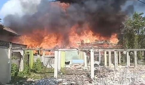Dua rumah dan dua bedeng di Jalan Hamzah Kuncit, RT 05 RW 01, Kelurahan Tuan Kentang, Kecamatan Jakabaring Kota Palembang diamuk si jago merah, Kamis (18/7/2024). Foto: screenshot medsos.
