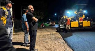 Sekda Muba, Apriyadi meliaht langsung proyek pembanguna jalan di Kota Sekayu, Minggu (7/7/2024) malam. Foto : Kominfo Muba.